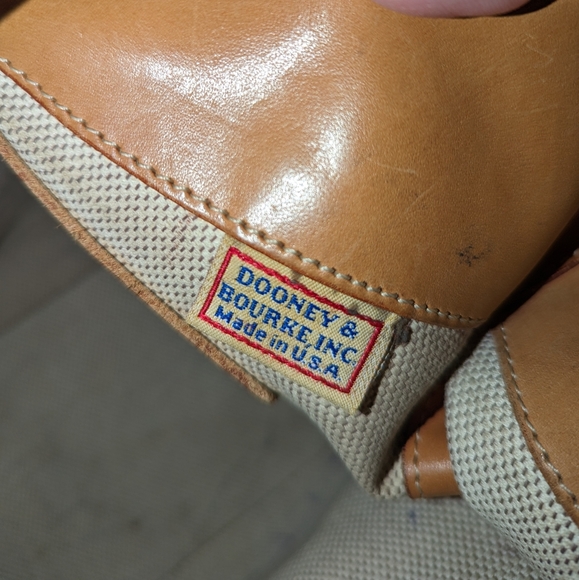 Dooney and Bourke signature cresent shoulder bag. - Picture 7 of 11